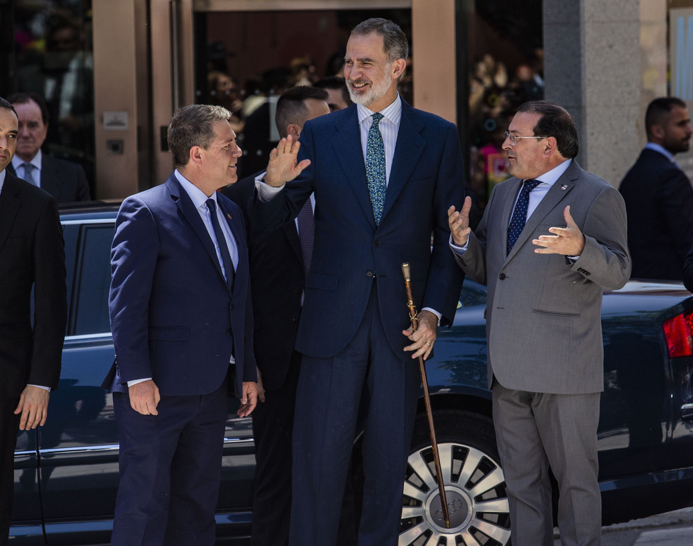 El rey Felipe VI es recibido en la plaza de la Constitución de Puertollano por centenares de puertollanenses y por el alcalde, Adolfo Muñiz  / RUEDA VILLAVERDE