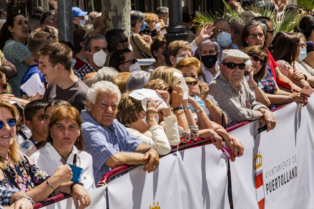 El rey Felipe VI es recibido en la plaza de la Constitución de Puertollano por centenares de puertollanenses y por el alcalde, Adolfo Muñiz  / RUEDA VILLAVERDE