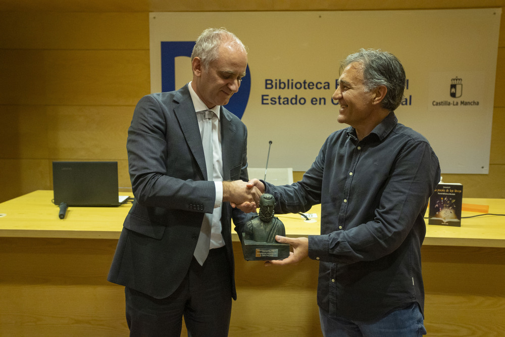 El director de la Biblioteca entrega la distinción a Pedro Ruiz Huete (derecha).