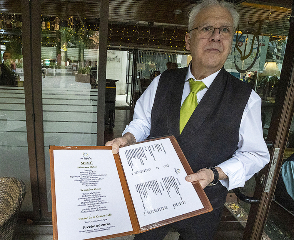 José Luis Sánchez muestra la carta del Bar España.