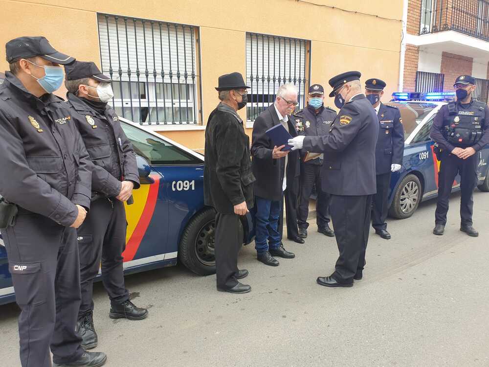 Imágenes de la entrega de placas en el homenaje a un veterano policía con más de 40 años de servicio