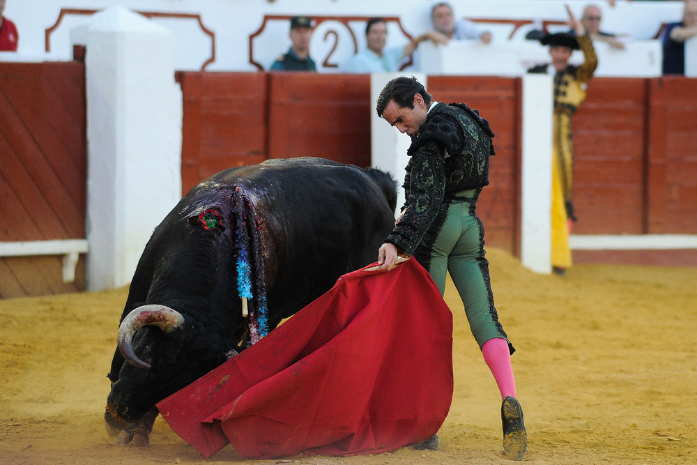 El torero Juan Ortega durante la faena a su primer toro, al que ha cortado dos orejas, en la corrida de feria en Manzanares con toros de la ganadería Castillejo de Huebra