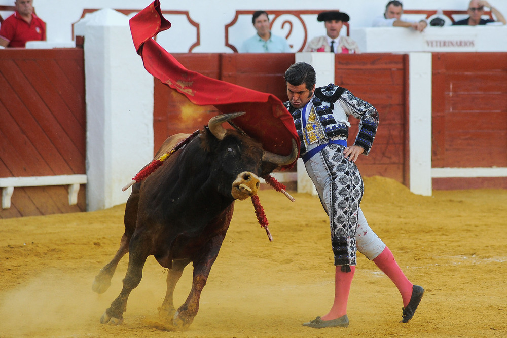 El torero Morante de la Puebla durante la faena a su primer toro, al que ha cortado una oreja, en la corrida de feria en Manzanares