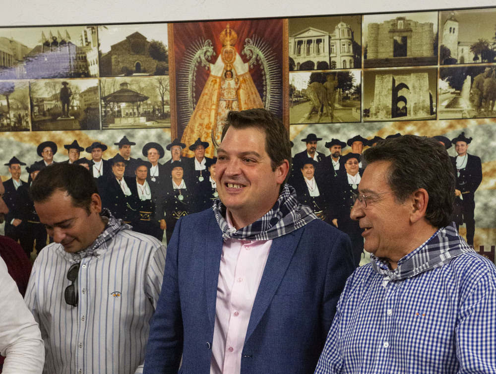 Carlos Lillo (centro), durante el acto de su elección como pandorgo 2022.