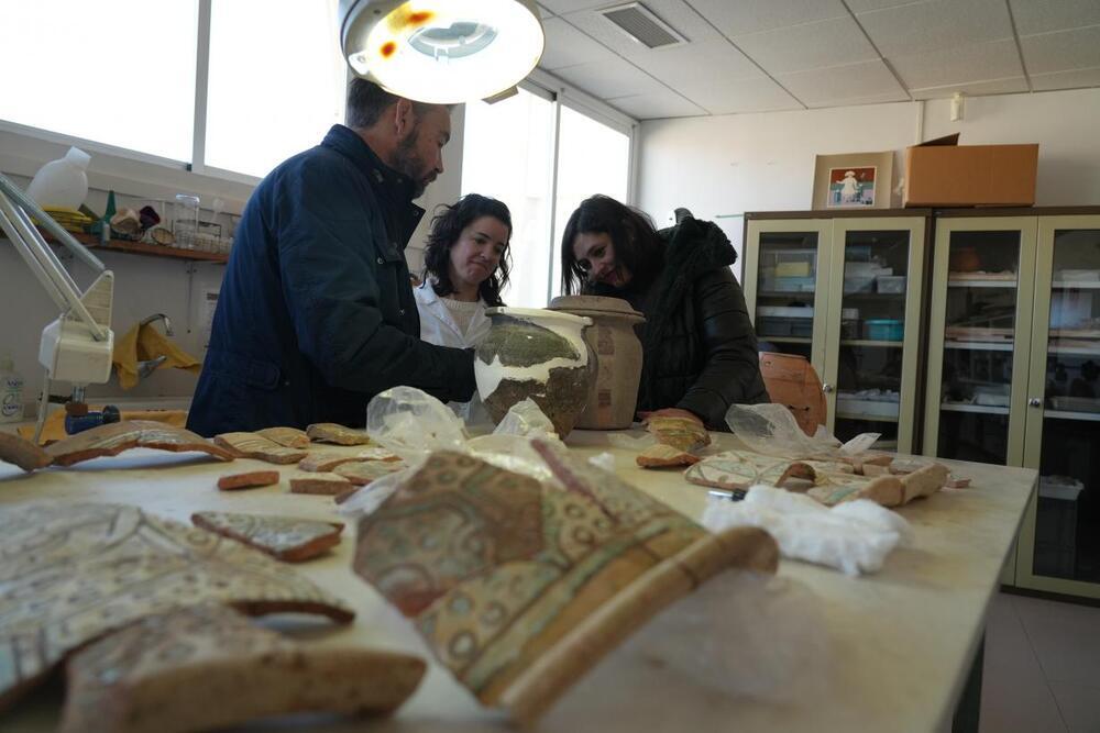 Museo restaura siete importantes piezas cerámicas de Alarcos