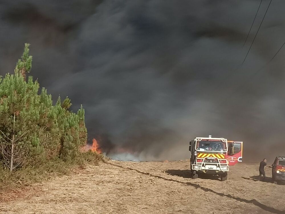 Wildfires in southwestern France  / HANDOUT/SDIS 33 HANDOUT