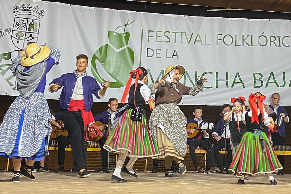 Almodóvar recupera el Festival de Folklore de la Mancha Baja