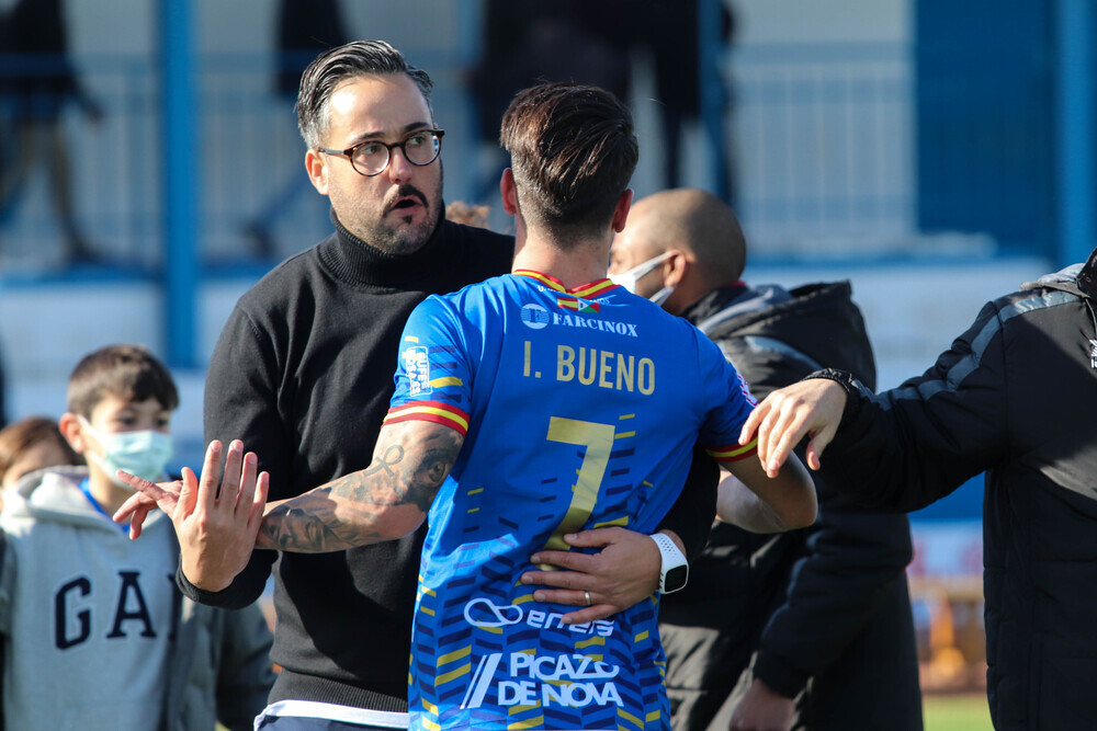 Sergio Campos felicita a Iván Bueno.