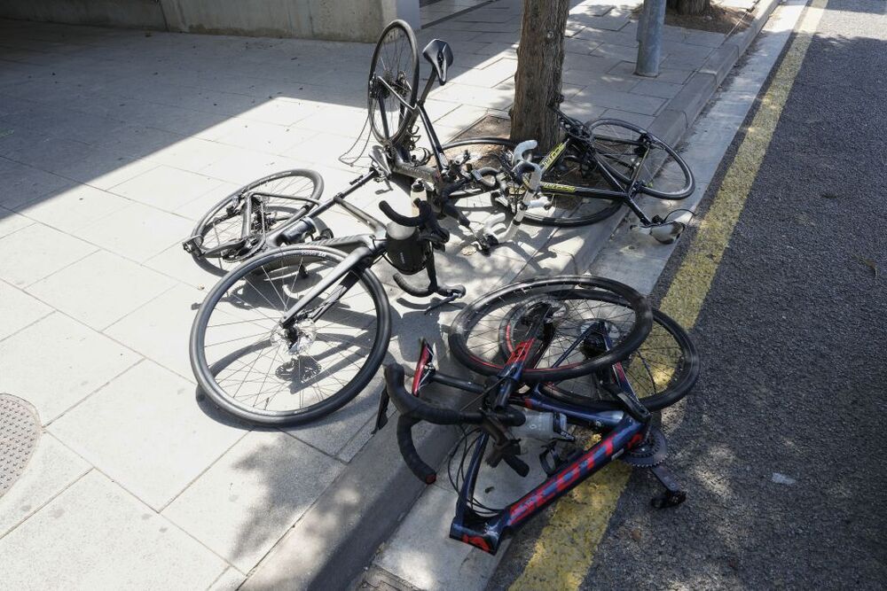 Un coche embiste a un grupo de ciclistas, mata a dos y se da a la fuga