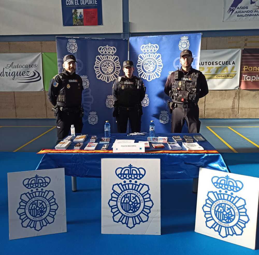 La Policía Nacional participa en la Feria de Universidades