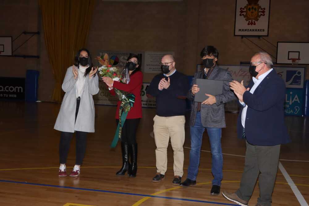 Homenaje a los familiares de Luis García López por su colaboración con la entidad.