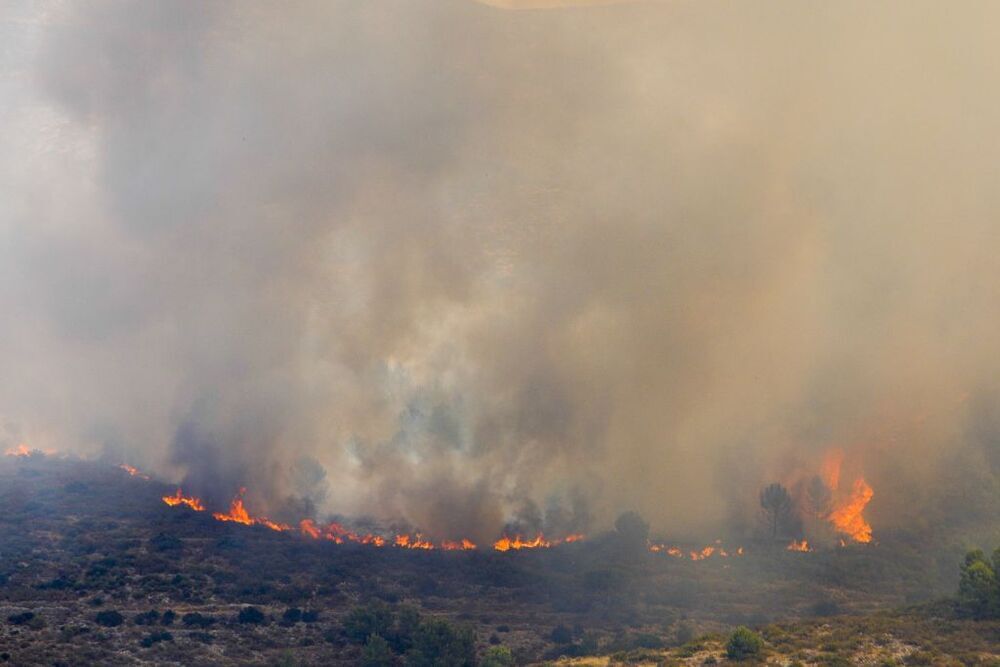 Mil personas y 47 aviones para combatir los incendios valencianos