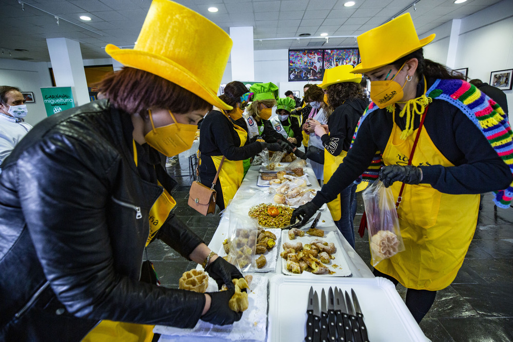 La fruta en sartén pone el sabor al Carnaval churriego