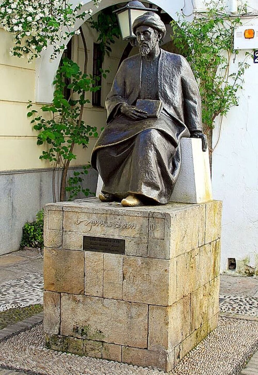 Estatua de Maimónides en su ciudad natal, Córdoba.