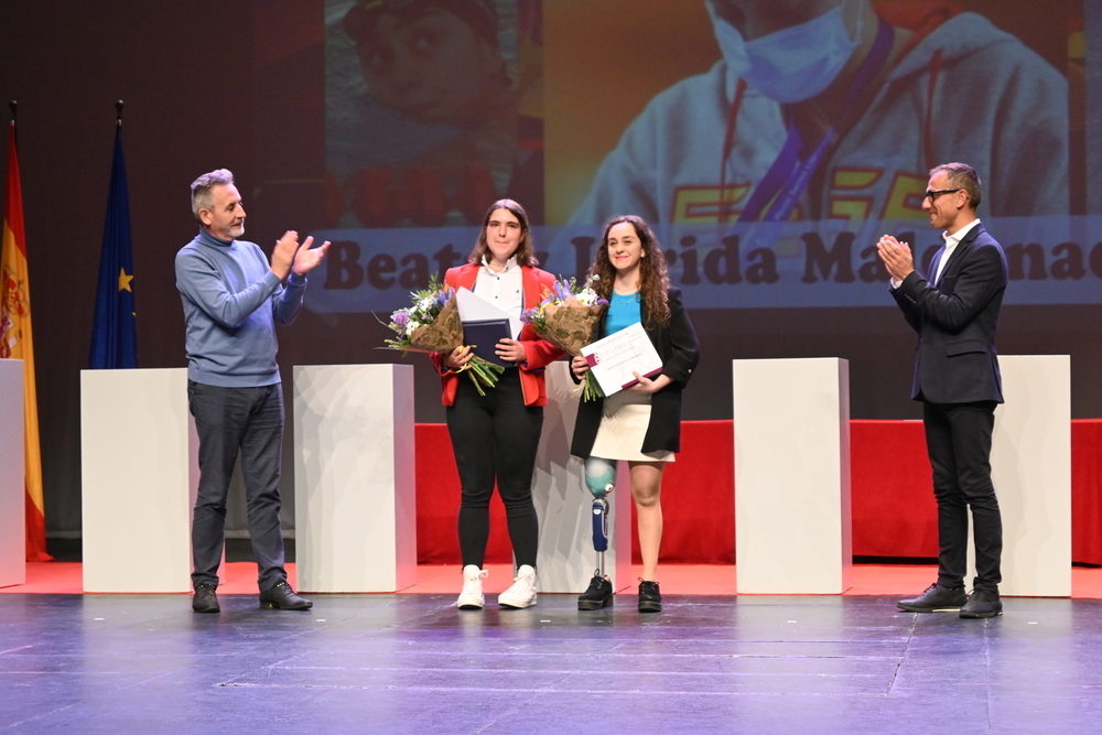 Beatriz Lérida y una familiar de Fernando Tercero, con los reconocimientos de mejores deportistas, junto al alcalde y el concejal de Deportes.