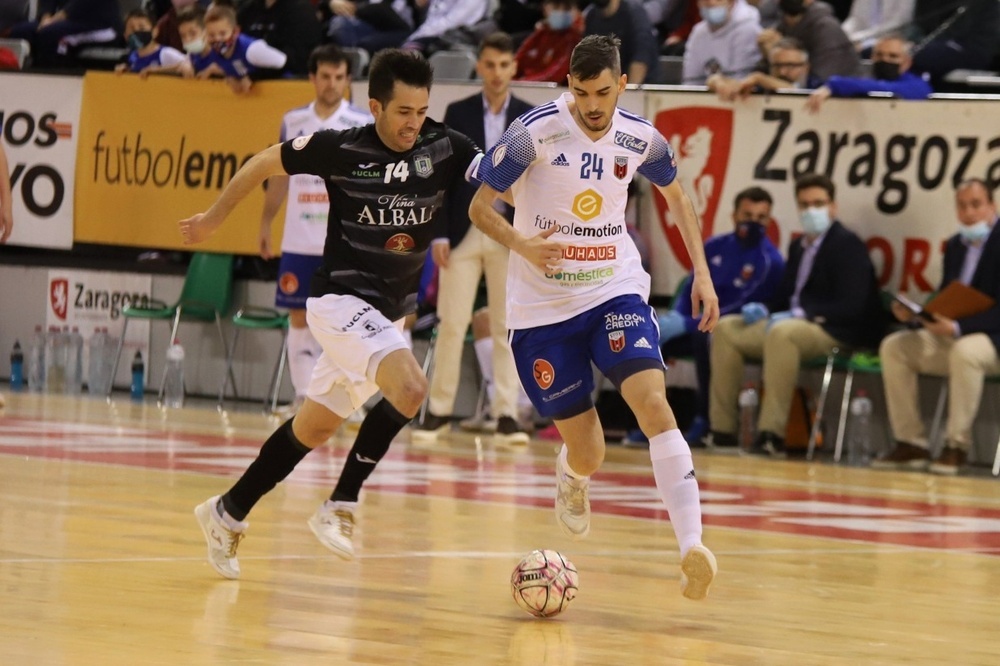 Rafael Rato (a la izquierda) pugna por el balón con Adri Ortego.