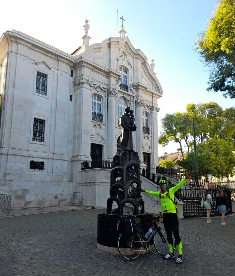 El cicloturista alamillero, junto a la estatua de San Antonio de Padua, en Portugal.