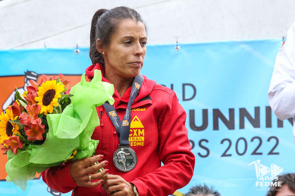 Gemma Arenas, sul podio con la sua medaglia.
