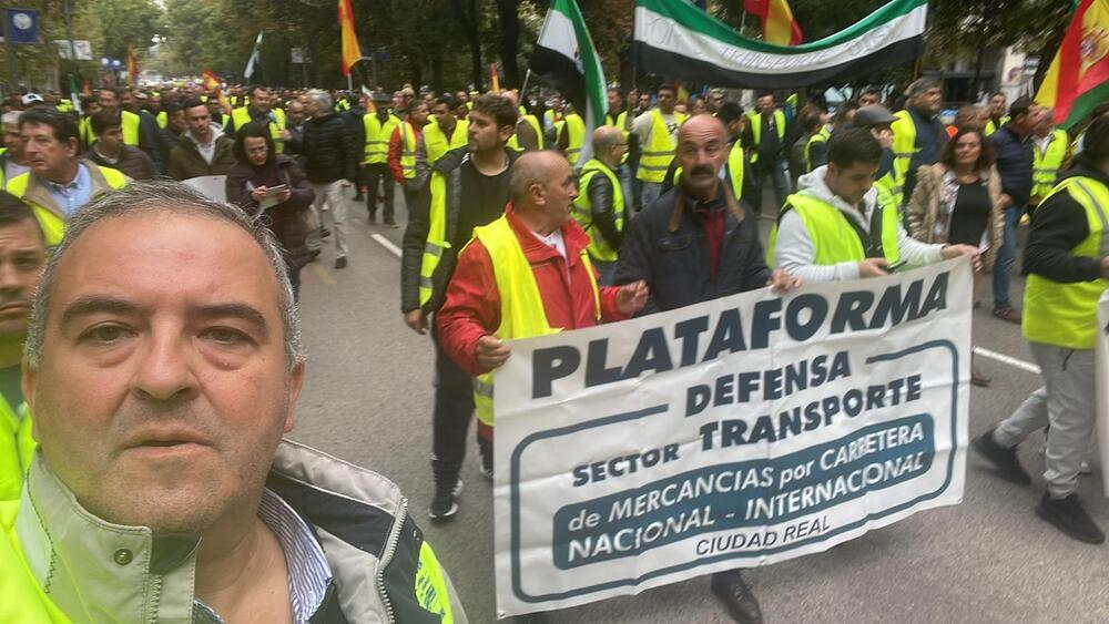 Transportistas de Ciudad Real, durante la marcha de esta mañana en Madrid.