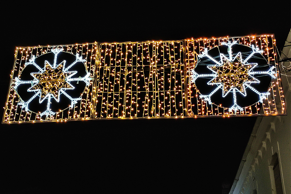 Almodóvar inaugura la Navidad con el encendido de luces