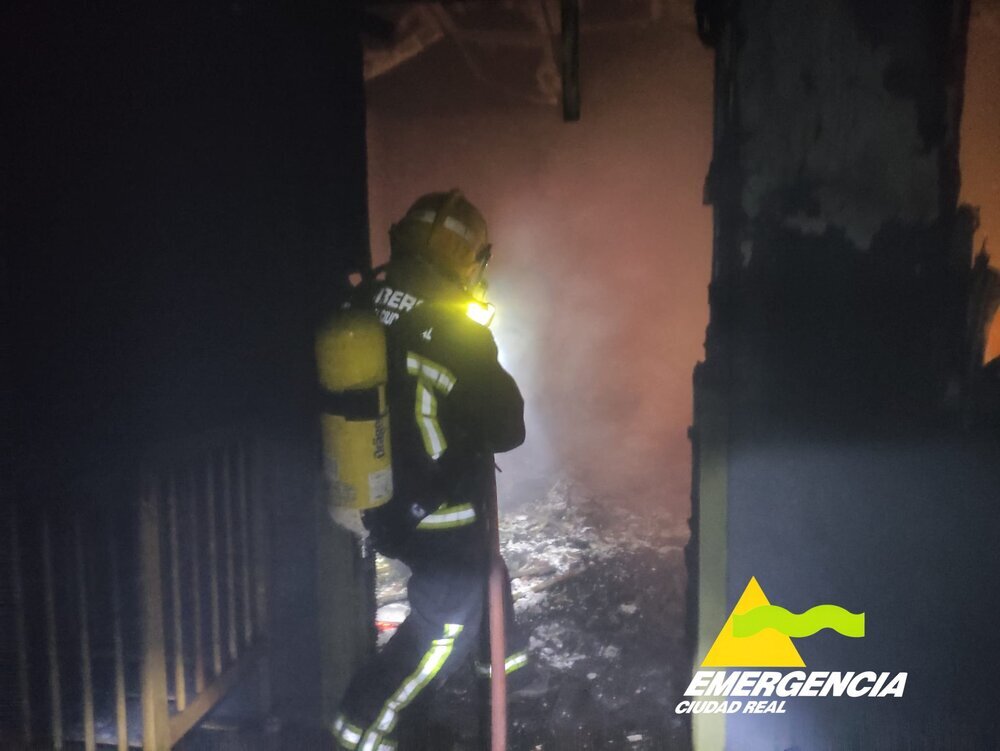 Bomberos intervienen en incendio y en derrumbe de una fachada