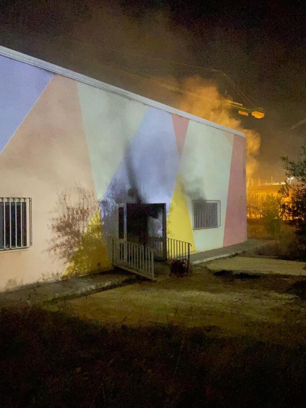 Bomberos intervienen en incendio y en derrumbe de una fachada