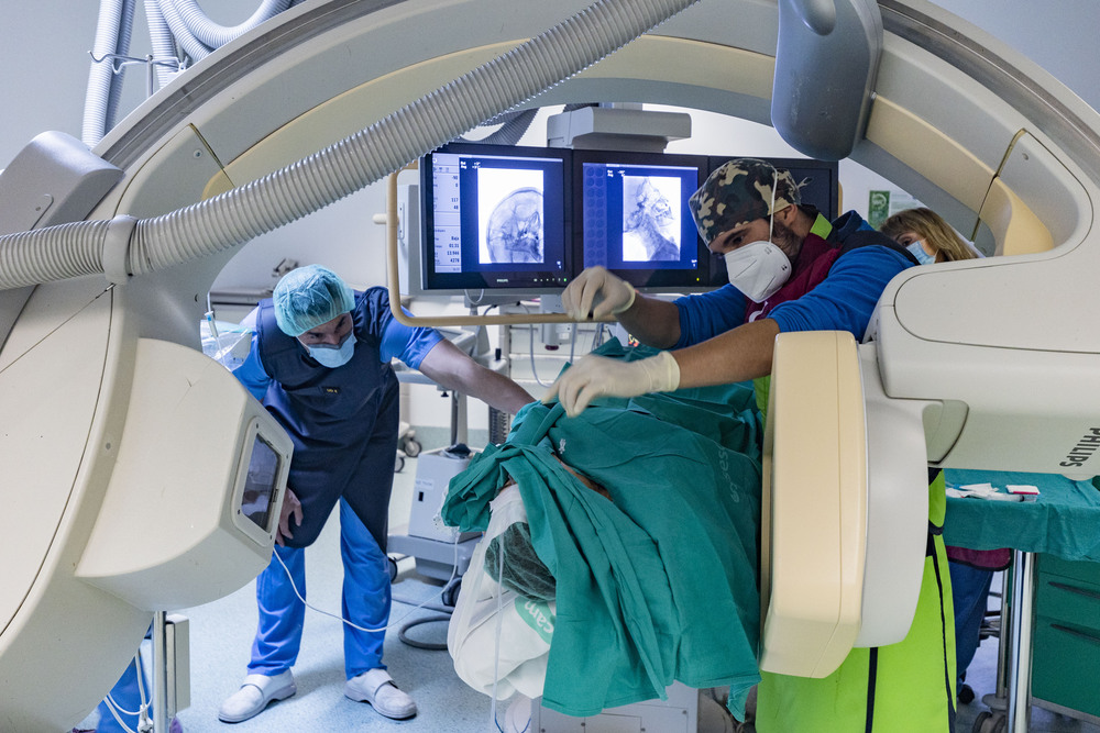 Operación trigémino, realizada por el dotor o médico Jorge Calle, en el hospital de Ciudad Real, sanidad, médicos, trabajadores sanitarios, quirófano, operación unidad del dolor