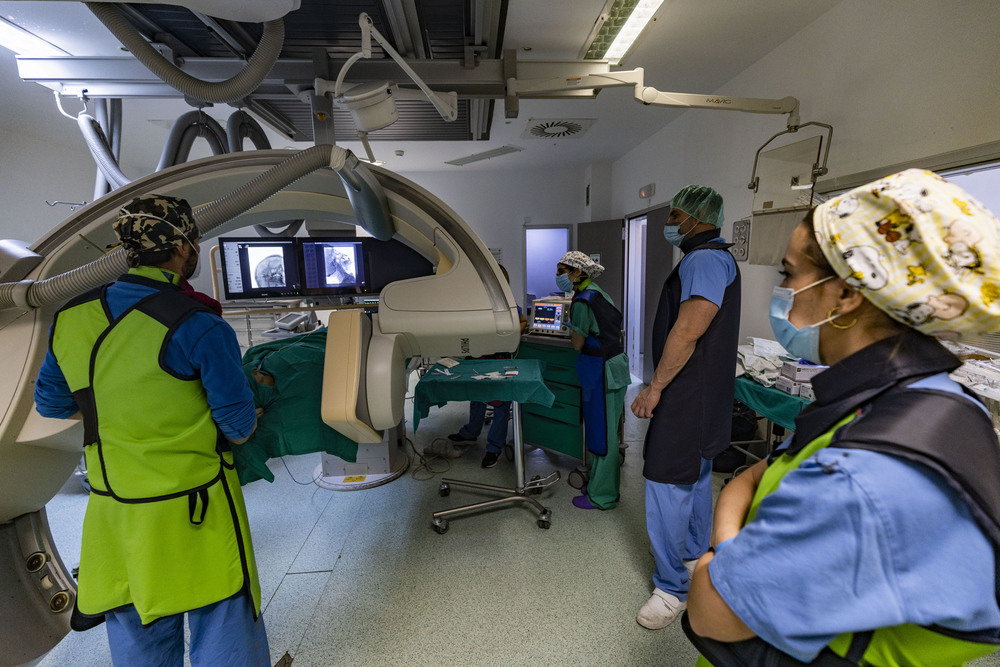 Operación trigémino, realizada por el dotor o médico Jorge Calle, en el hospital de Ciudad Real, sanidad, médicos, trabajadores sanitarios, quirófano, operación unidad del dolor  / RUEDA VILLAVERDE