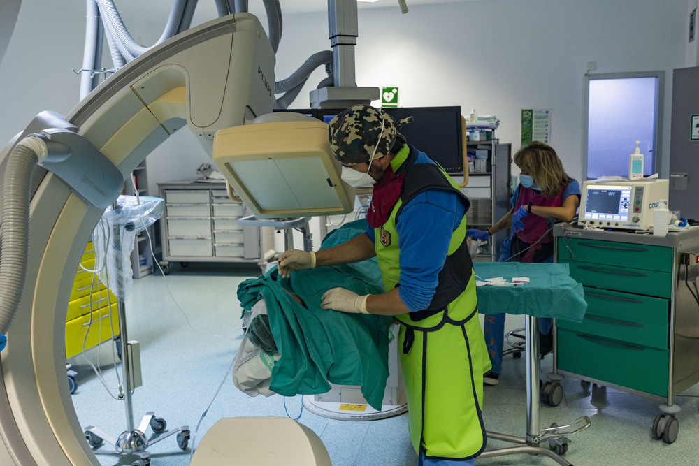 Operación trigémino, realizada por el dotor o médico Jorge Calle, en el hospital de Ciudad Real, sanidad, médicos, trabajadores sanitarios, quirófano, operación unidad del dolor  / RUEDA VILLAVERDE
