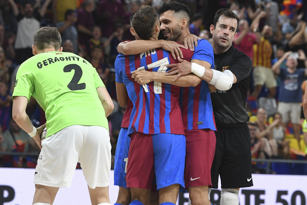 Los jugadores del Barça festejan el triunfo.