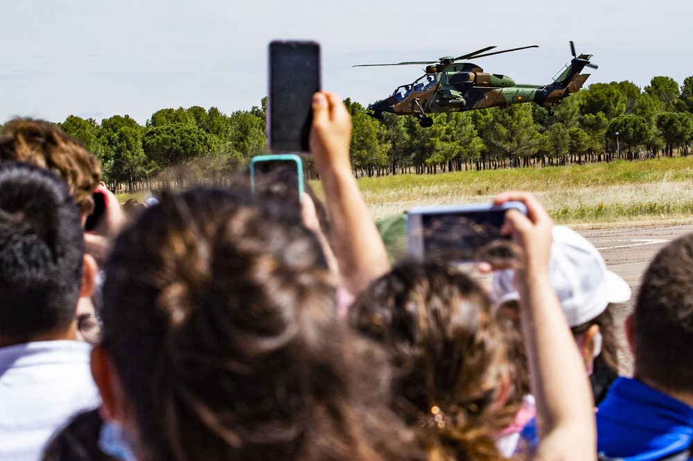 JORNADAS DE PUERTAS ABIERTAS EN LA BASE DE HELICOPTEROS DE ALMAGRO, NIÑOS DE TODA LA PROVINCIA EN LA BASE MILITAR DE HELICOPTEROS DE ALMAGRO  / RUEDA VILLAVERDE