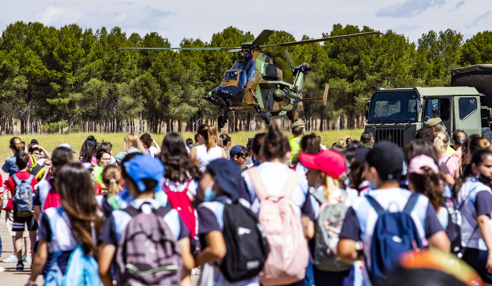 JORNADAS DE PUERTAS ABIERTAS EN LA BASE DE HELICOPTEROS DE ALMAGRO, NIÑOS DE TODA LA PROVINCIA EN LA BASE MILITAR DE HELICOPTEROS DE ALMAGRO  / RUEDA VILLAVERDE