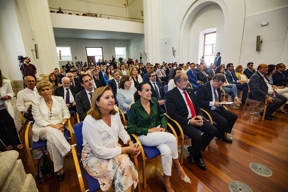 Emiliano García Page, junto al rector de la UCLM universidad Jose julián Garde, firman del contrato  programa entre la Junta y la Universidad, firma del convenio entre la UCLM y la Junta de Comunidades de castilla la mancha  / RUEDA VILLAVERDE