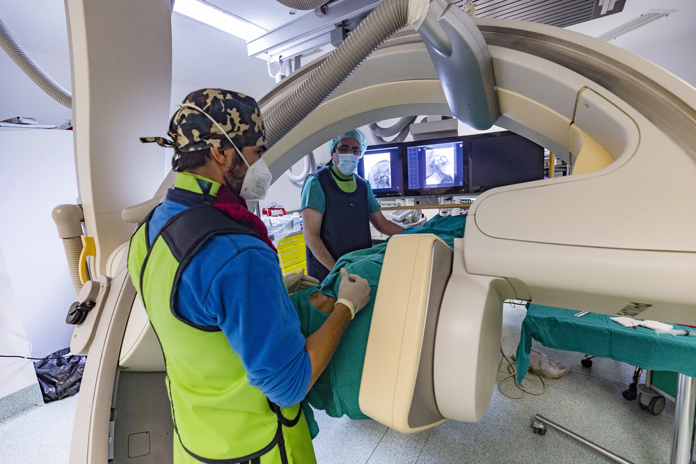 El doctor Jorge Calle opera a un paciente del trigémino con el apoyo de radiografías.