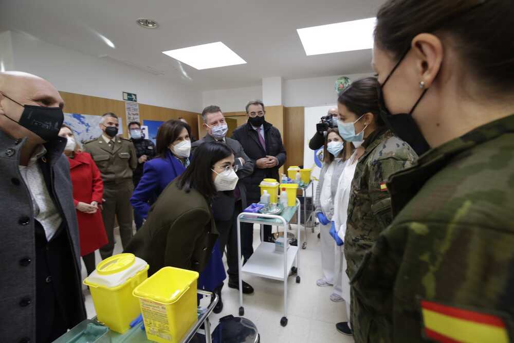La Ministra de Sanidad y de Defensa junto Emiliano Garcia Page, visitan el centro de vacunacion del ejercito en Corral