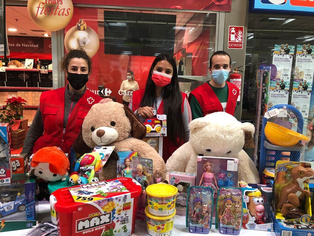 Voluntarios de Cruz Roja, con algunos de los juguetes conseguidos dentro de la campaña que han desarrollado.