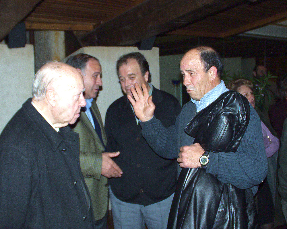 A la derecha de la foto Calatraveño, conversando con Cecilio López Pastor en una de sus visitas a Ciudad Real