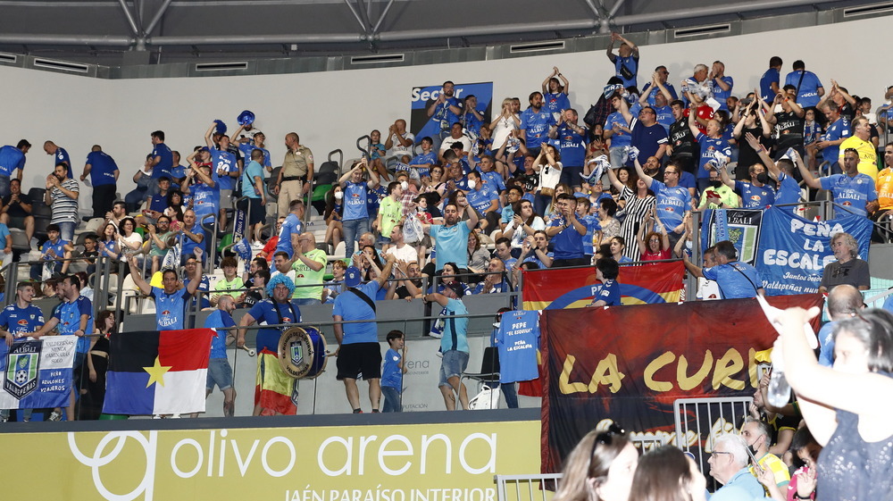 Unos 2.000 aficionados valdepeñeros acompañaron al equipo en el Olivo Arena.