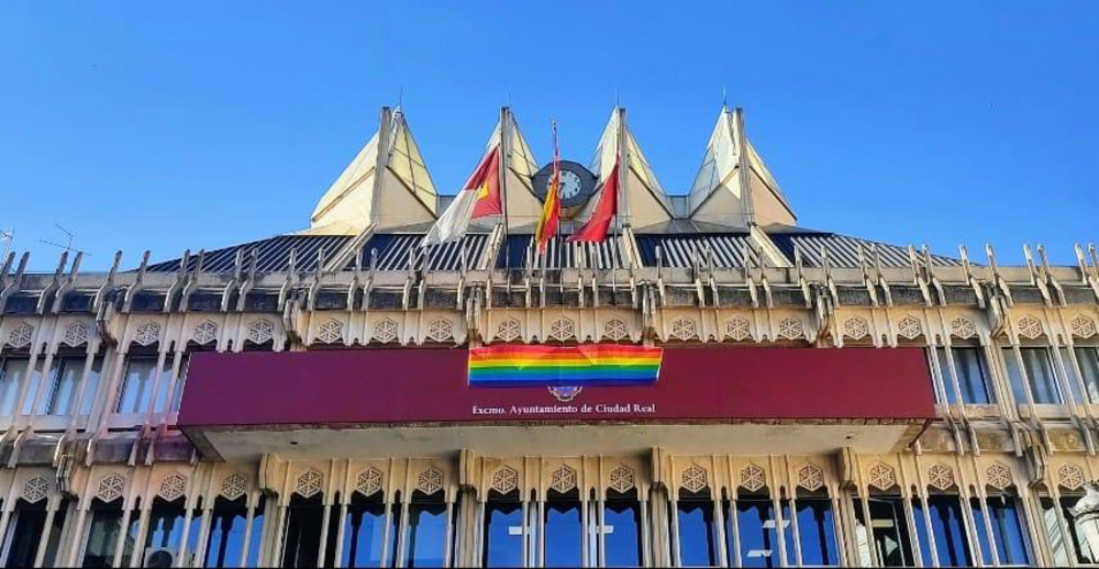 Bancos arcoíris en apoyo a la diversidad