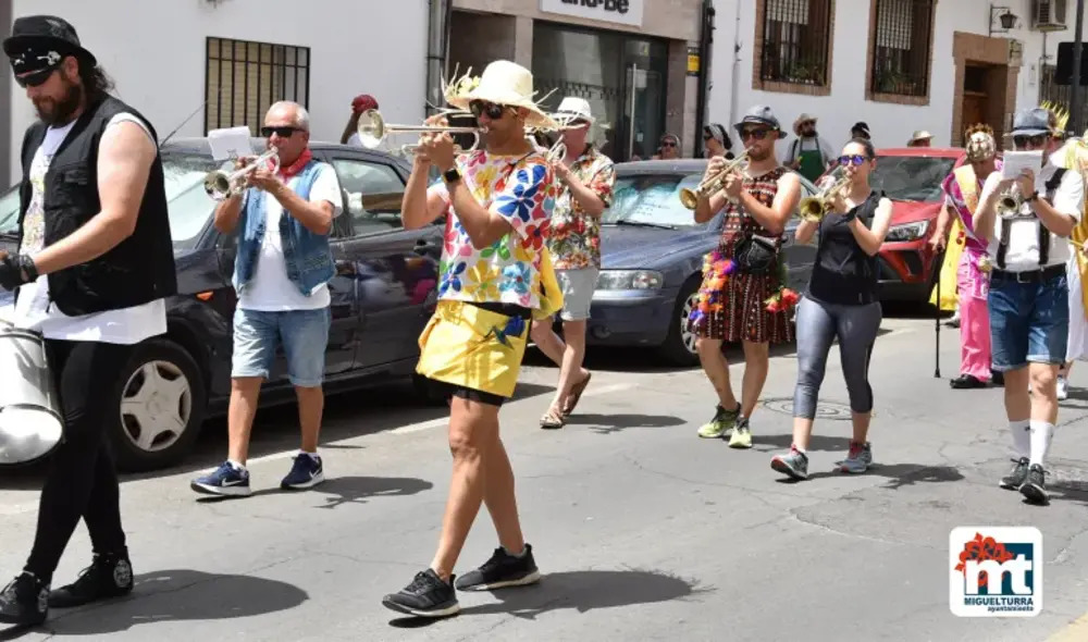 Miguelturra desafía al calor al ritmo del 'Carnaval de verano'