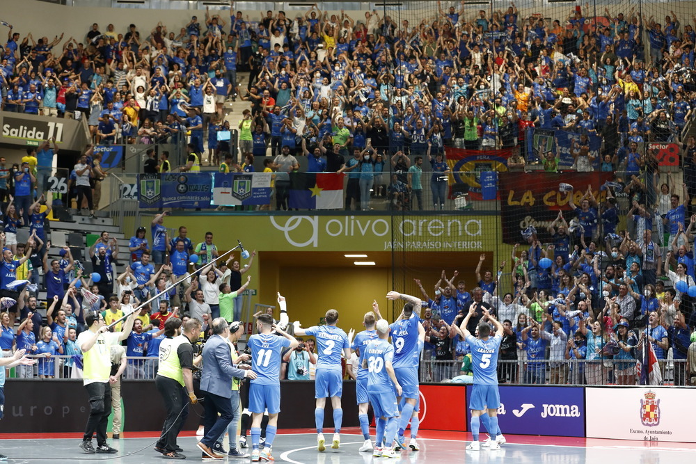 El equipo azul celebra su clasificación parala final junto a sus aficionados.