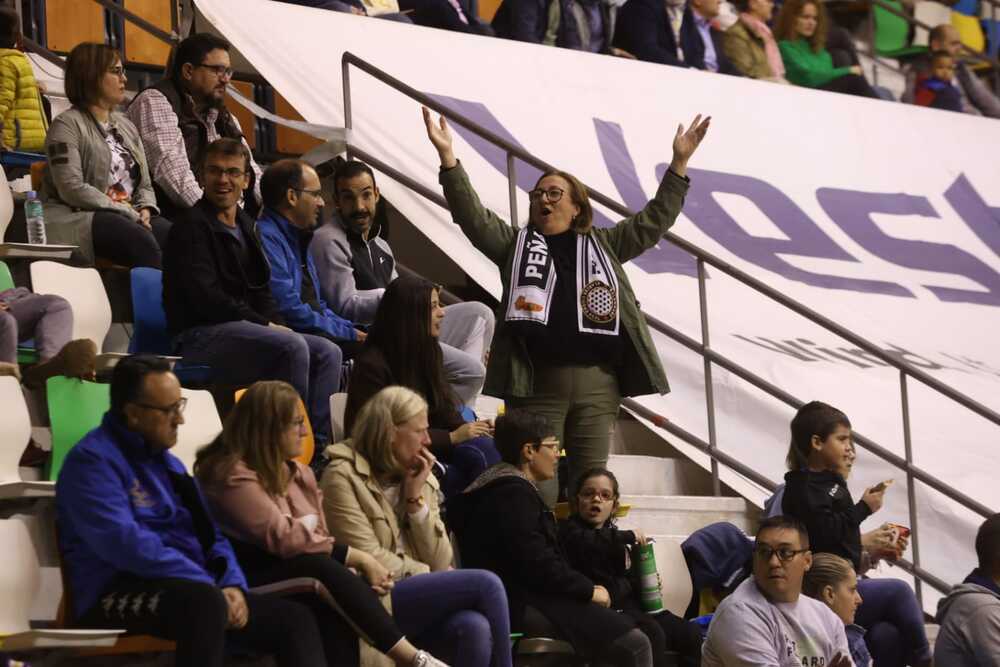 Aficionados del Alarcos, en la grada del Quijote Arena.