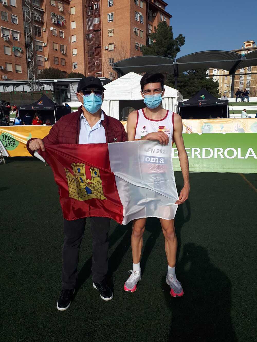 Jaime Migallón, campeón de España sub 20, con Olallo Fernández, presidente de la Federación de Atletismo de Castilla-La Mancha..