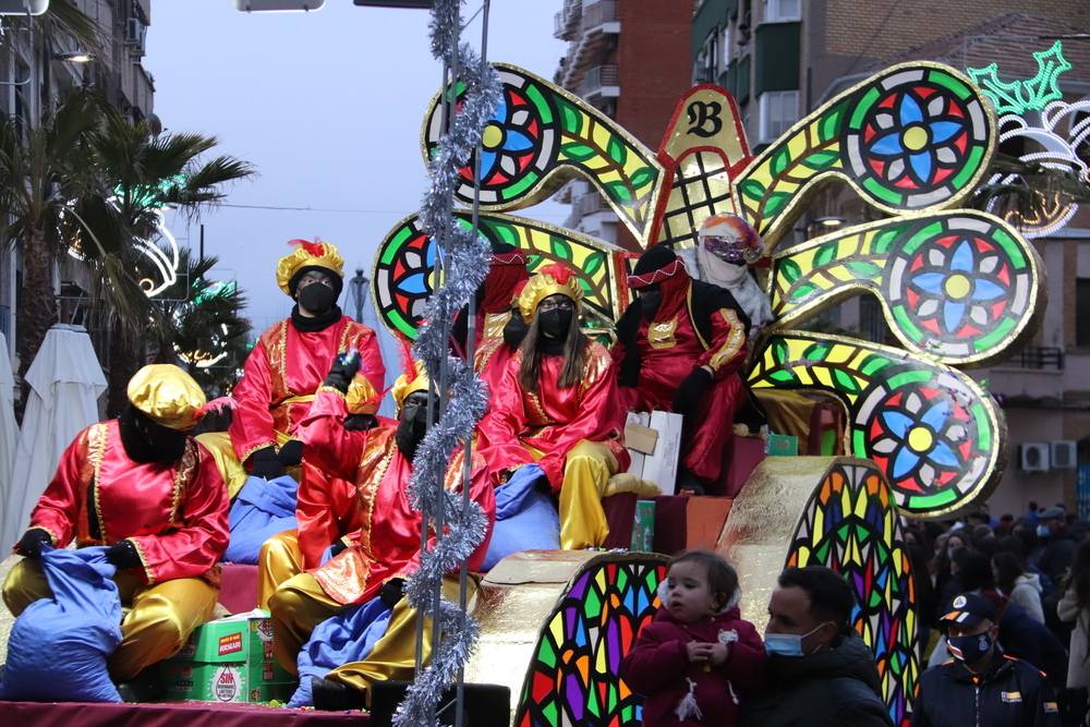 Los Reyes Magos recorren Manzanares ante gran expectación