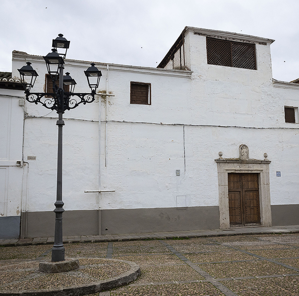 Distintas imágenes del interior y el exterior de la iglesia de Las Bernardas.