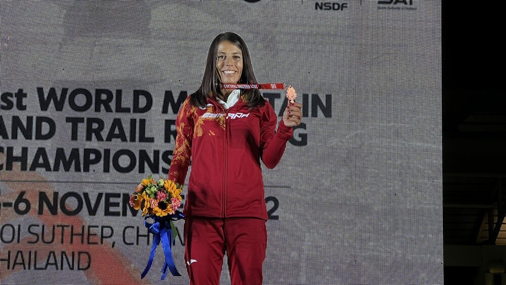 Gemma Arenas, con una de las medallas logradas en el Mundial de Ultra Trail Running en Tailandia.