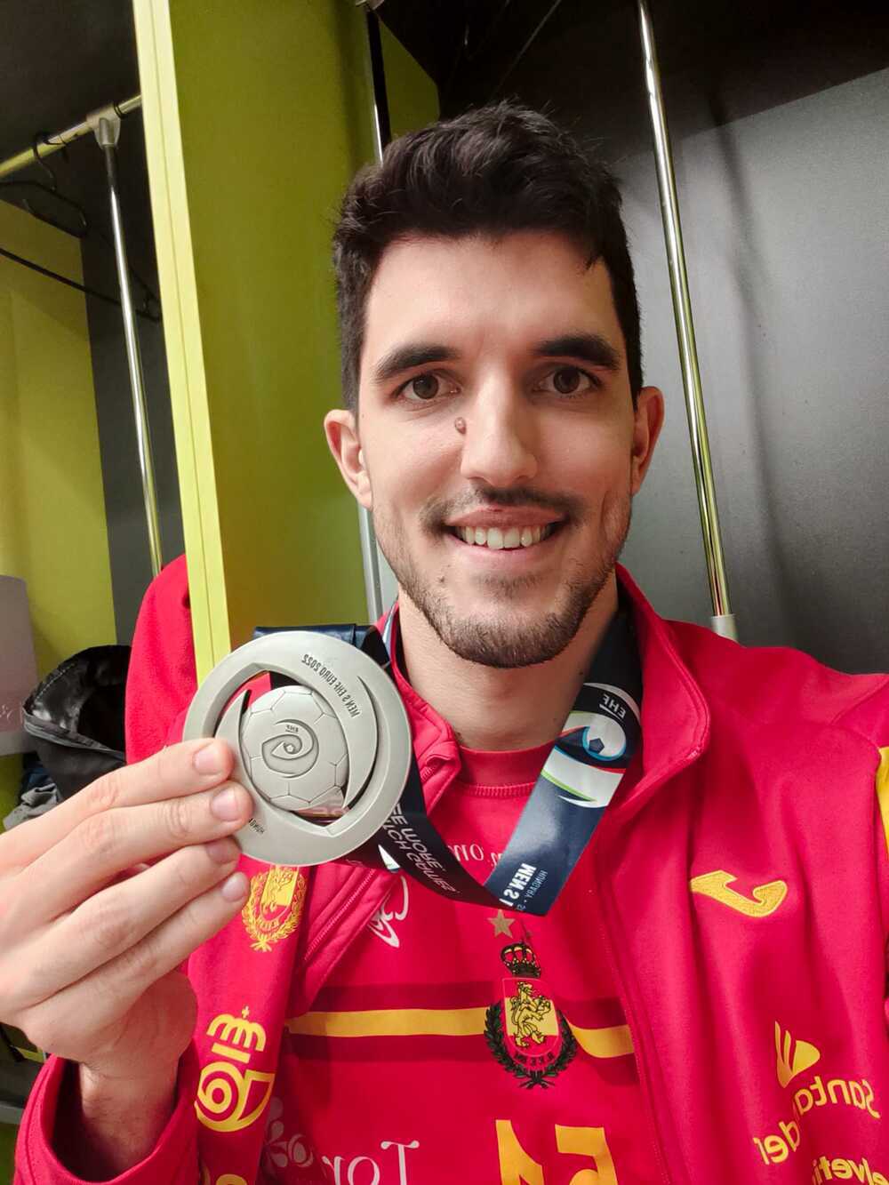 El balonmanista Miguel Sánchez-Migallón, con la medalla de plata conquistada en el Europeo.