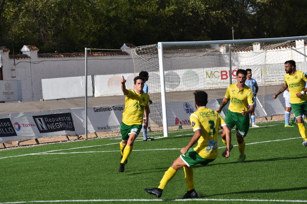 Morales, con la mano levantada, celebra el gol conseguir ante La Fuente de la pasada temporada.