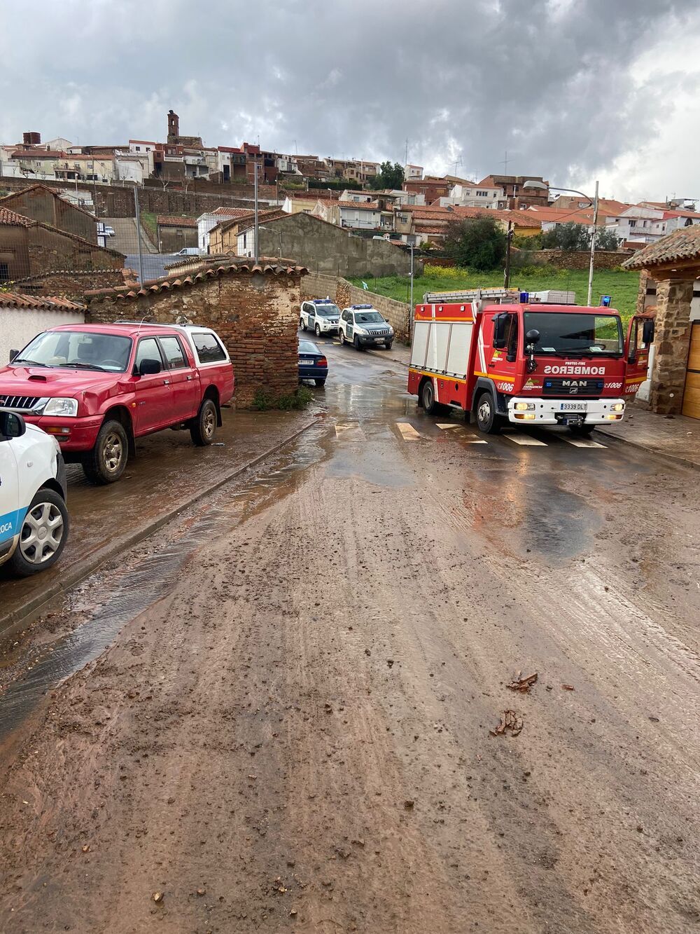 Bomberos y Guardia Civil auxilian a residencia inundada