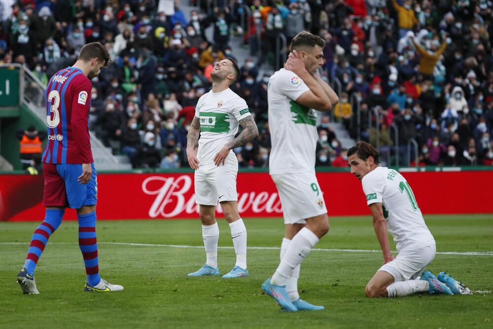 El Barça salva la racha con VAR en Elche